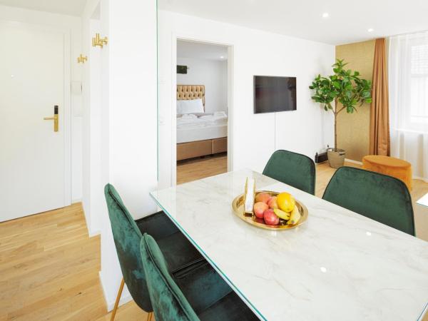 EH Apartments Saturn : photo 3 de la chambre suite deluxe avec lit king-size