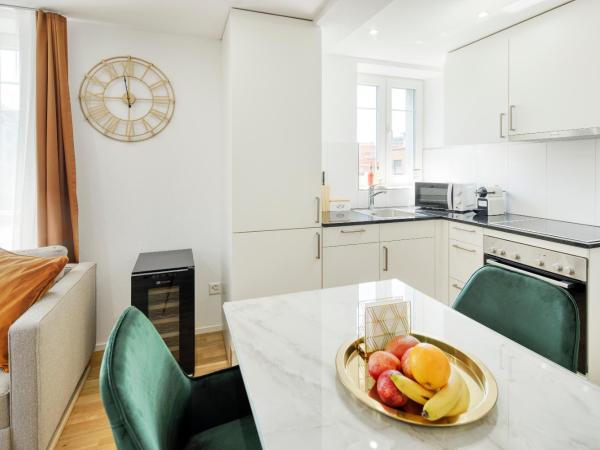 EH Apartments Saturn : photo 5 de la chambre suite deluxe avec lit king-size