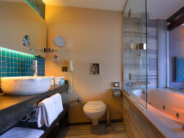 Pera Tulip Hotel & Spa - Taksim Pera City Center : photo 6 de la chambre chambre double exécutive avec baignoire et balcon