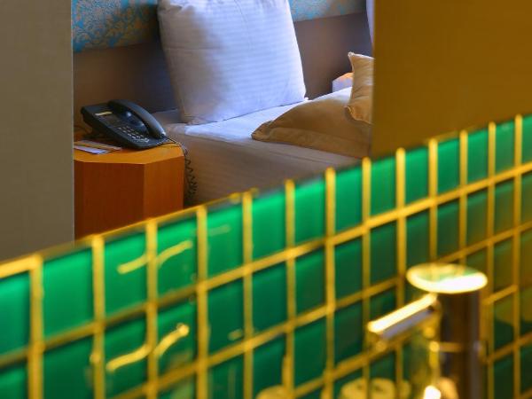 Pera Tulip Hotel & Spa - Taksim Pera City Center : photo 4 de la chambre chambre triple supérieure