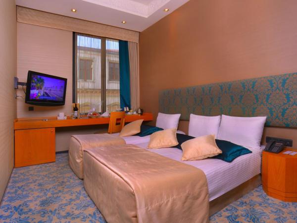 Pera Tulip Hotel & Spa - Taksim Pera City Center : photo 2 de la chambre chambre triple supérieure