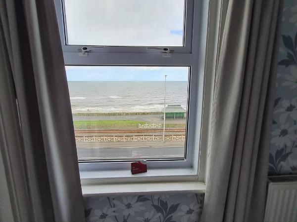 Queens Plaza Hotel : photo 9 de la chambre chambre quadruple - vue sur mer