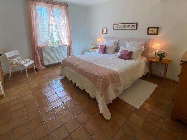 La ferme de gigognan : photo 2 de la chambre chambre double - vue sur jardin