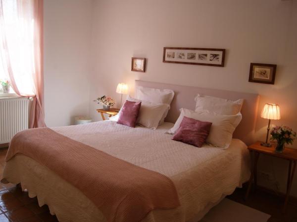 La ferme de gigognan : photo 3 de la chambre chambre double - vue sur jardin