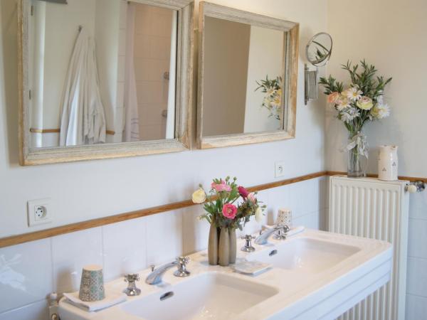 La ferme de gigognan : photo 6 de la chambre chambre double - vue sur jardin