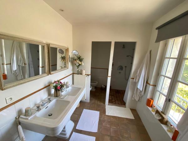 La ferme de gigognan : photo 8 de la chambre chambre double - vue sur jardin