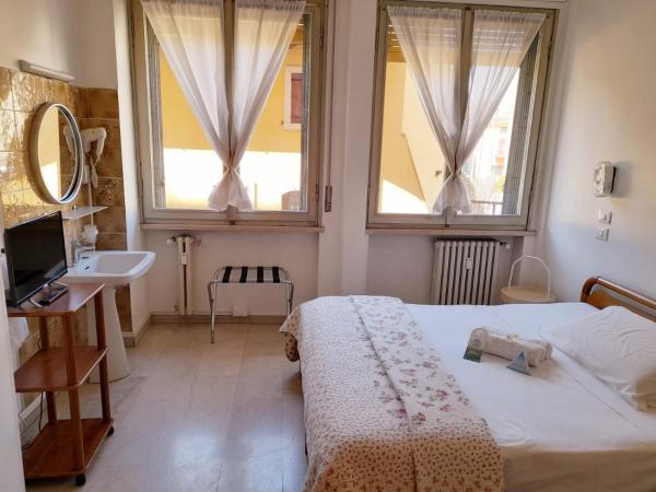 Albergo Trento : photo 6 de la chambre chambre familiale avec salle de bains privative séparée