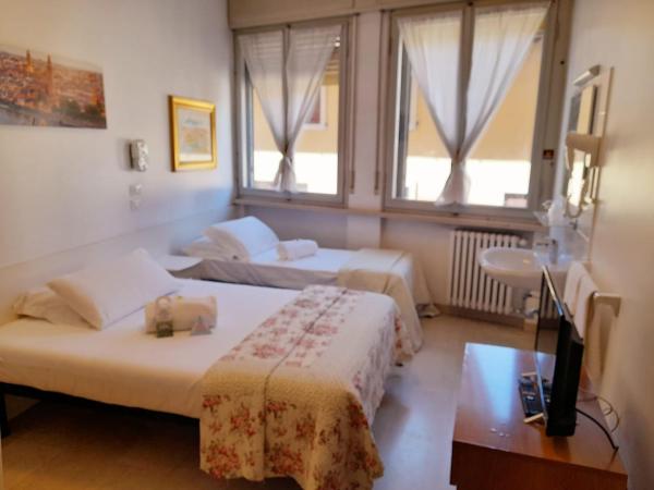 Albergo Trento : photo 1 de la chambre chambre familiale avec salle de bains privative séparée