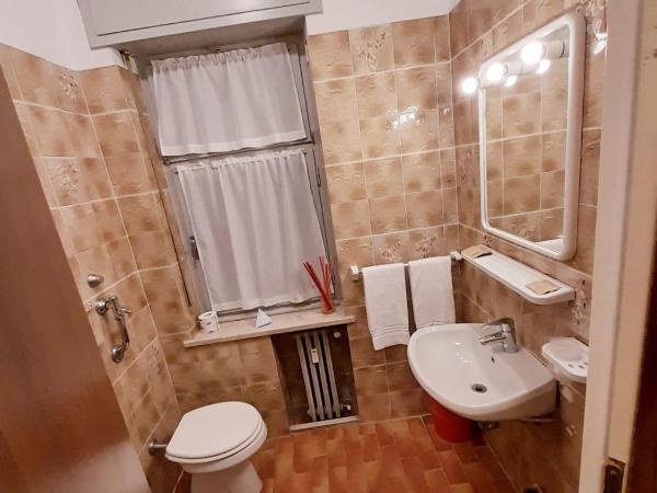 Albergo Trento : photo 7 de la chambre chambre familiale avec salle de bains privative séparée