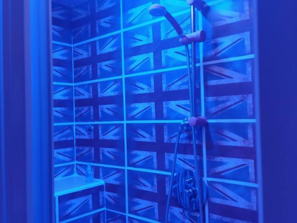 Elvis - Marilyn - Vasco Rossi - Airport Catania Center : photo 2 de la chambre grande chambre double