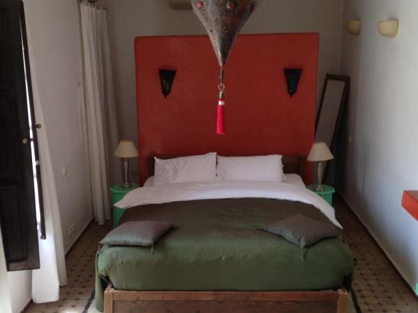 Riad Tizwa Fes : photo 9 de la chambre spacieuse chambre double - vue sur terrasse