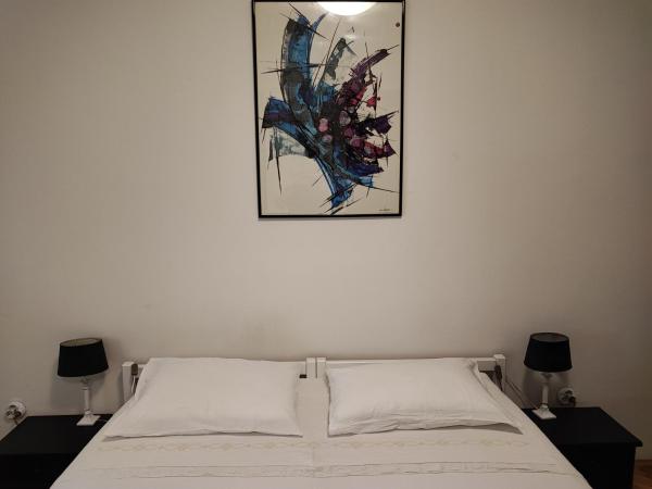 Private Accommodation Raspudic : photo 9 de la chambre chambre double avec salle de bains commune