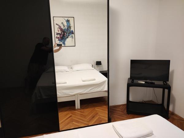 Private Accommodation Raspudic : photo 7 de la chambre chambre double avec salle de bains commune