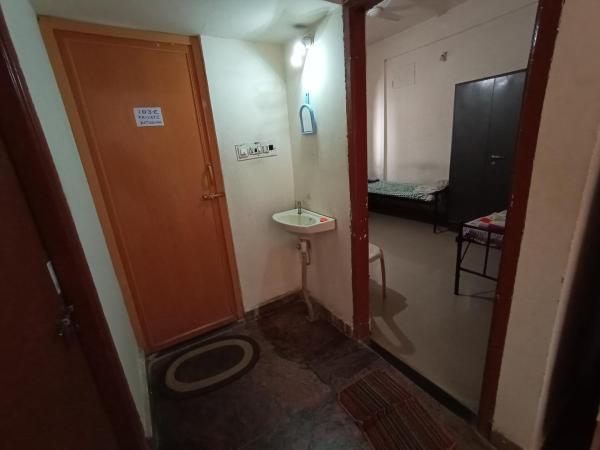 Professionals Pride PG : photo 1 de la chambre chambre double avec salle de bains commune