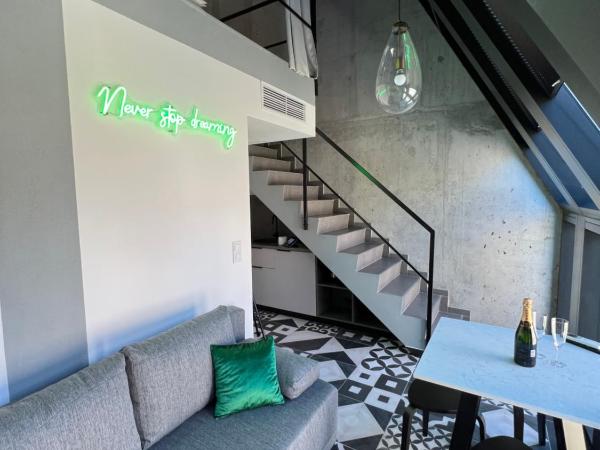 NEON APARTMENTS : photo 8 de la chambre appartement en duplex