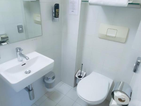 Hotel Spatz : photo 2 de la chambre chambre simple avec salle de bains extérieure privative