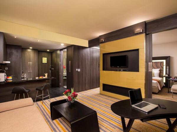 Novotel Kolkata Hotel and Residences : photo 5 de la chambre 1 bedroom apartment with kitchen - enjoy unlimited drinks between 6-8 pm (house brands only), snacks (chef’s special), choice of cocktails/mocktails at an additional cost of inr 1500 + tax per person