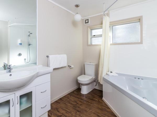 Twin Peaks Lakeside Inn : photo 5 de la chambre suite avec baignoire spa