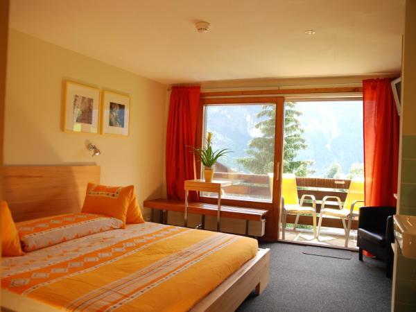 Hotel Lauberhorn - Home for Outdoor Activities : photo 1 de la chambre chambre triple avec balcon - vue sur l'eiger
