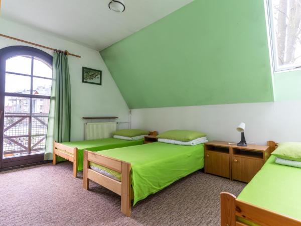 Międzynarodowe Schronisko Młodzieżowe PTSM Szarotka : photo 4 de la chambre chambre triple avec salle de bains privative