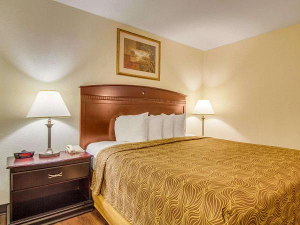 MainStay Suites Texas Medical Center-Reliant Park : photo 1 de la chambre suite avec lit king-size pour personnes à mobilité réduite - non-fumeurs