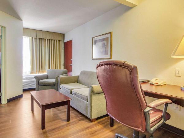 MainStay Suites Texas Medical Center/Reliant Park : photo 6 de la chambre suite lit queen-size supérieure avec canapé-lit - non-fumeurs