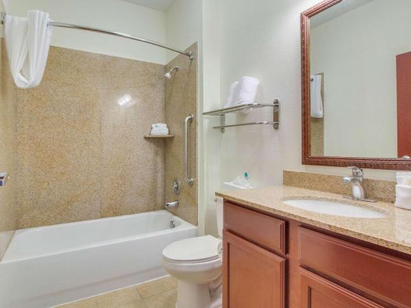 MainStay Suites Texas Medical Center-Reliant Park : photo 2 de la chambre suite lit queen-size avec canapé-lit - non-fumeurs