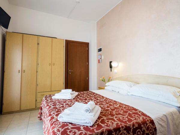 Hotel Belmar : photo 6 de la chambre chambre double avec lit d'appoint