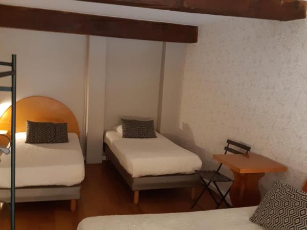 Hôtel Des Arts, Artisanal et Indépendant : photo 7 de la chambre chambre familiale