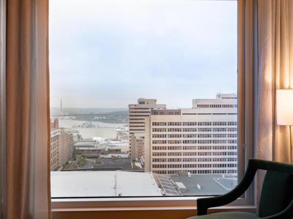 The Sutton Place Hotel Halifax : photo 3 de la chambre chambre lit king-size - vue sur l’eau