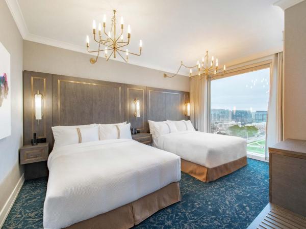 The Sutton Place Hotel Halifax : photo 1 de la chambre grande suite avec 2 lits queen-size et baignoire