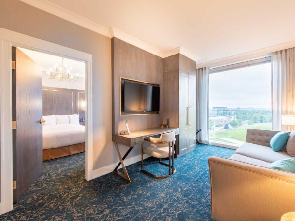 The Sutton Place Hotel Halifax : photo 2 de la chambre grande suite avec 2 lits queen-size et baignoire