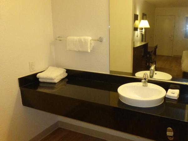 Red Roof Inn Houston - Jersey Village : photo 8 de la chambre chambre lit king-size supérieure - non-fumeurs