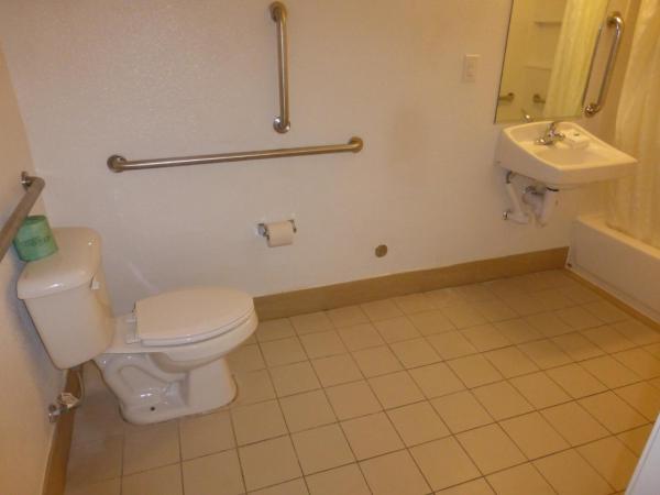 Red Roof Inn Houston - Jersey Village : photo 4 de la chambre deluxe king room disability access roll-ln shower non-smoking