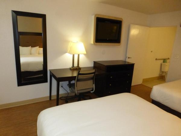 Red Roof Inn Houston - Jersey Village : photo 4 de la chambre deluxe room with two queen beds non-smoking