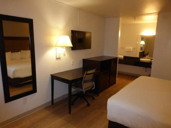 Red Roof Inn Houston - Jersey Village : photo 5 de la chambre chambre lit king-size de luxe - non-fumeurs