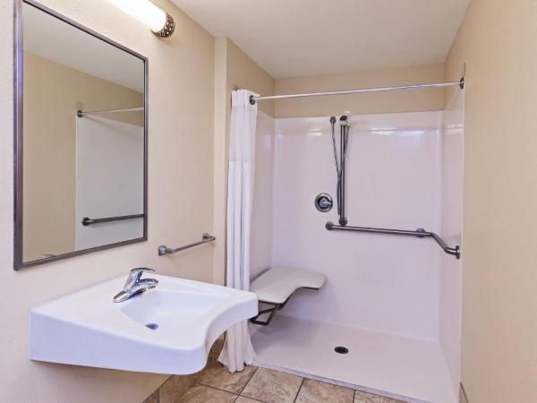 Staybridge Suites San Antonio Downtown Convention Center, an IHG Hotel : photo 6 de la chambre suite lit queen-size - adaptée aux personnes à mobilité réduite avec douche accessible en fauteuil roulant