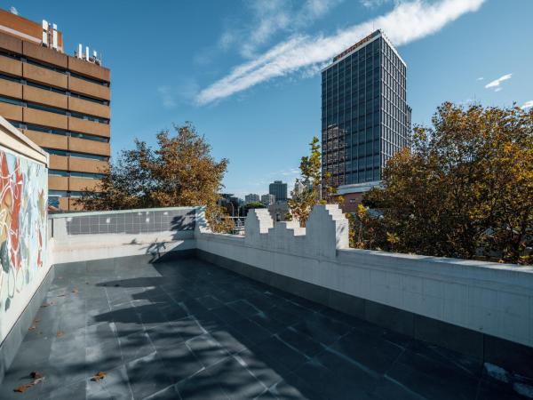 Cozy M Hotel : photo 6 de la chambre chambre couple vue sur rue - salle de bains commune