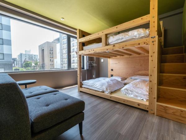 WISE OWL HOSTELS SAPPORO : photo 2 de la chambre chambre quadruple avec salle de bains