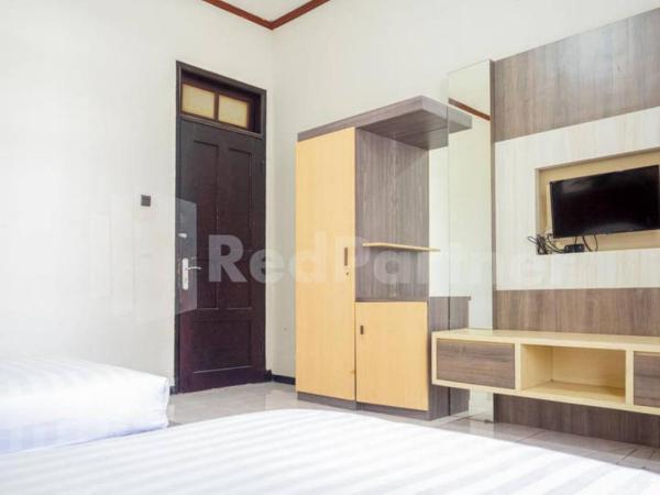 My Hommy Homestay Mitra RedDoorz : photo 2 de la chambre chambre lits jumeaux