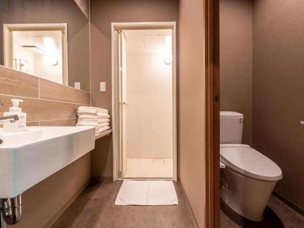 WISE OWL HOSTELS SAPPORO : photo 5 de la chambre chambre quadruple avec salle de bains