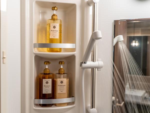 WISE OWL HOSTELS SAPPORO : photo 1 de la chambre chambre quadruple avec salle de bains