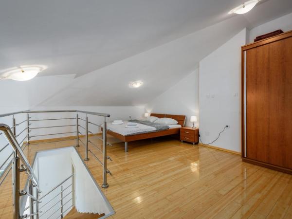 Adria Apartments : photo 10 de la chambre appartement en duplex