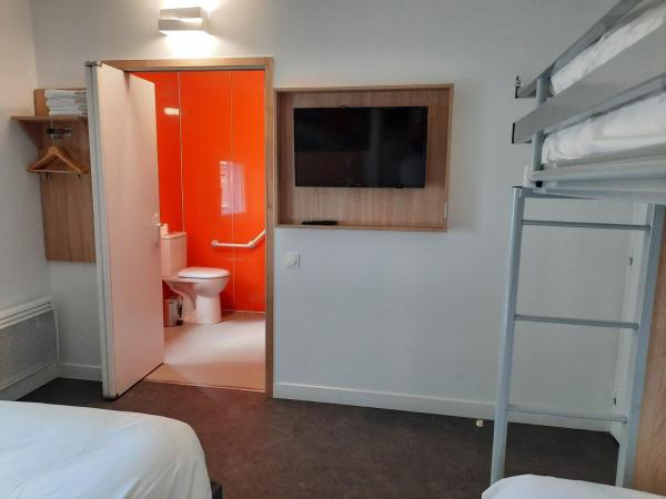 Kyriad Direct Caen Nord Memorial : photo 3 de la chambre chambre avec 1 lit double et 2 lits simples