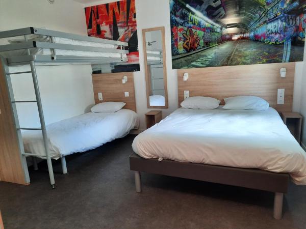 Kyriad Direct Caen Nord Memorial : photo 5 de la chambre chambre avec 1 lit double et 2 lits simples