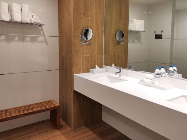 Ramada Encore by Wyndham Guadalajara Aeropuerto : photo 5 de la chambre suite lit king-size – non-fumeurs