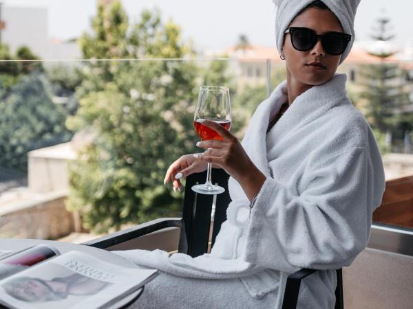 The City Hotel & Suites : photo 2 de la chambre suite supérieure avec balcon - vue sur ville