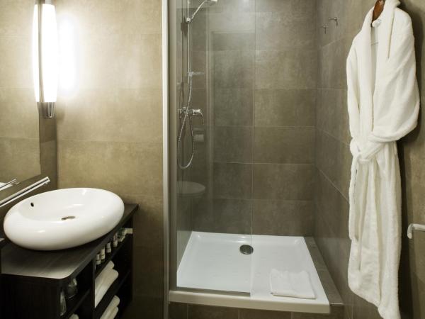 Mercure Quimper Centre : photo 3 de la chambre chambre supérieure avec chaise longue 