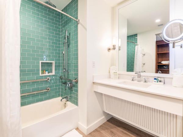 Margaritaville Resort Orlando : photo 1 de la chambre hébergement lit queen-size - accessible aux personnes à mobilité réduite - vue sur complexe hôtelier