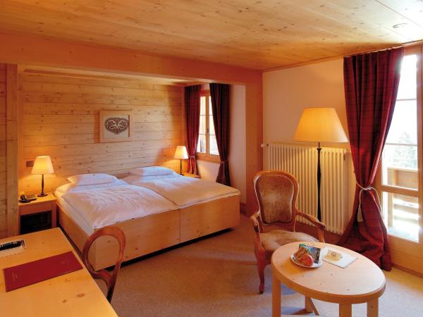 Hotel Alpenrose Wengen - bringing together tradition and modern comfort : photo 8 de la chambre chambre double supérieure avec balcon et vue sur la montagne